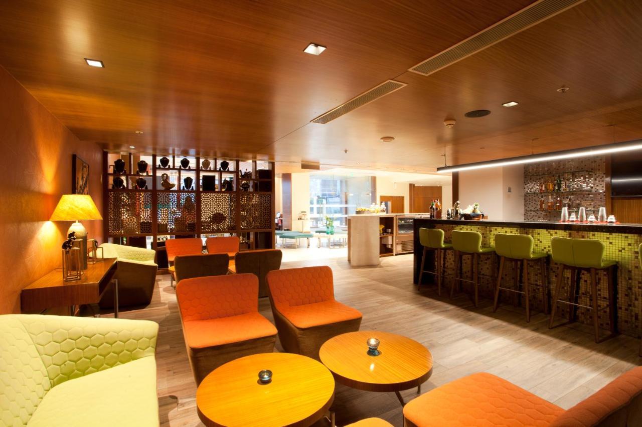 Hyatt Place Hyderabad Banjara Hills Luaran gambar The bar at the hotel