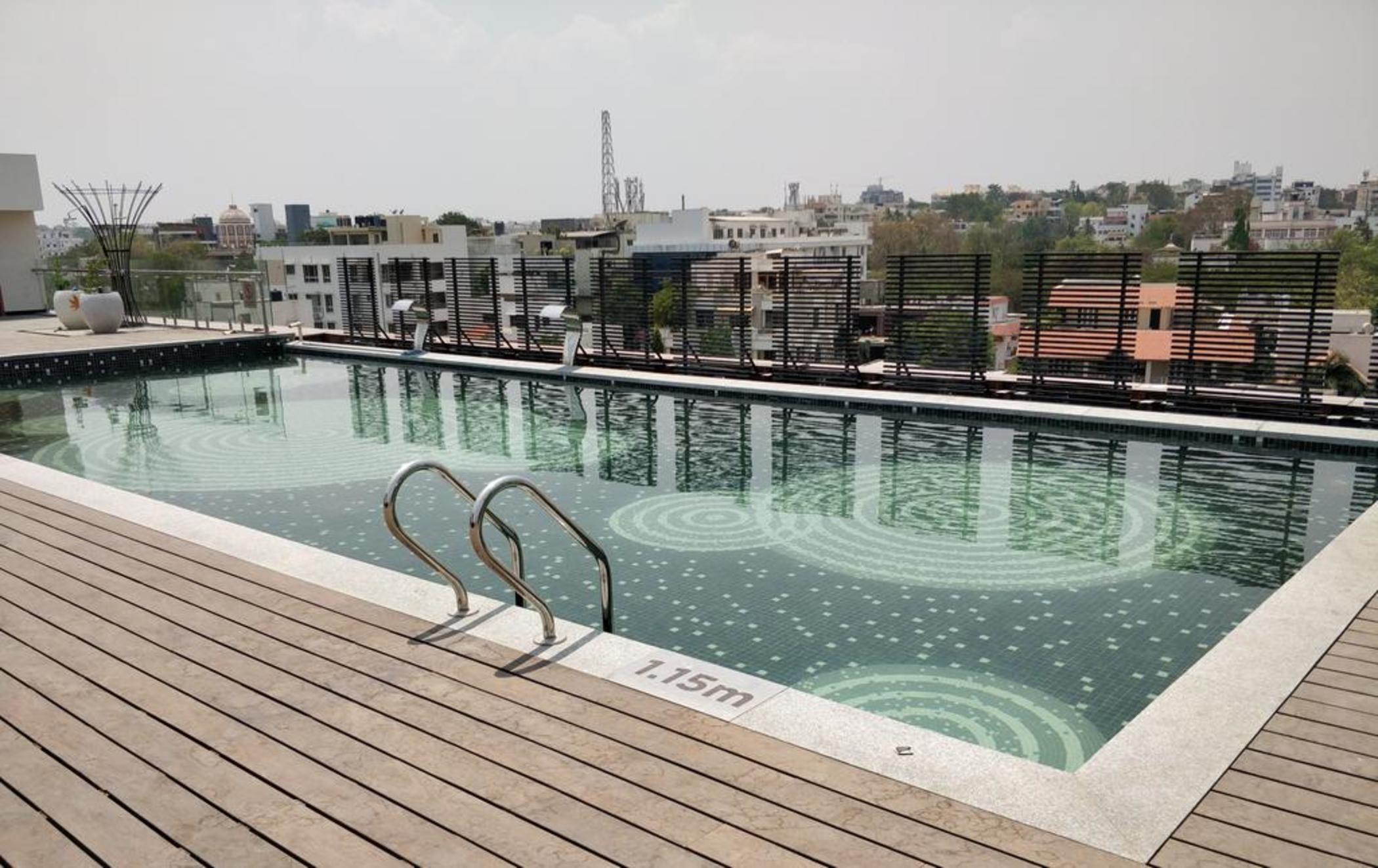 Hyatt Place Hyderabad Banjara Hills Luaran gambar The rooftop pool