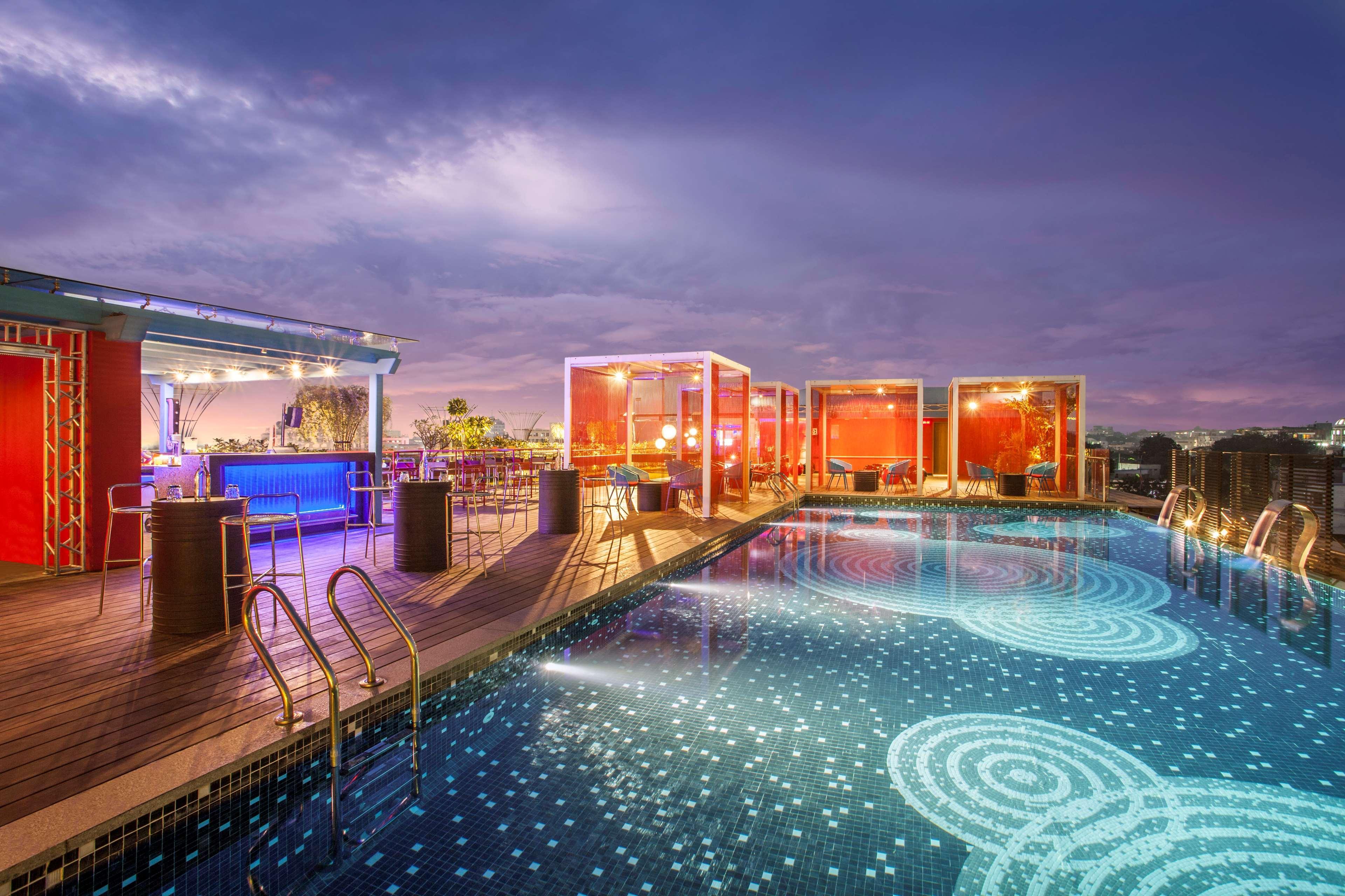 Hyatt Place Hyderabad Banjara Hills Luaran gambar The rooftop pool at the hotel