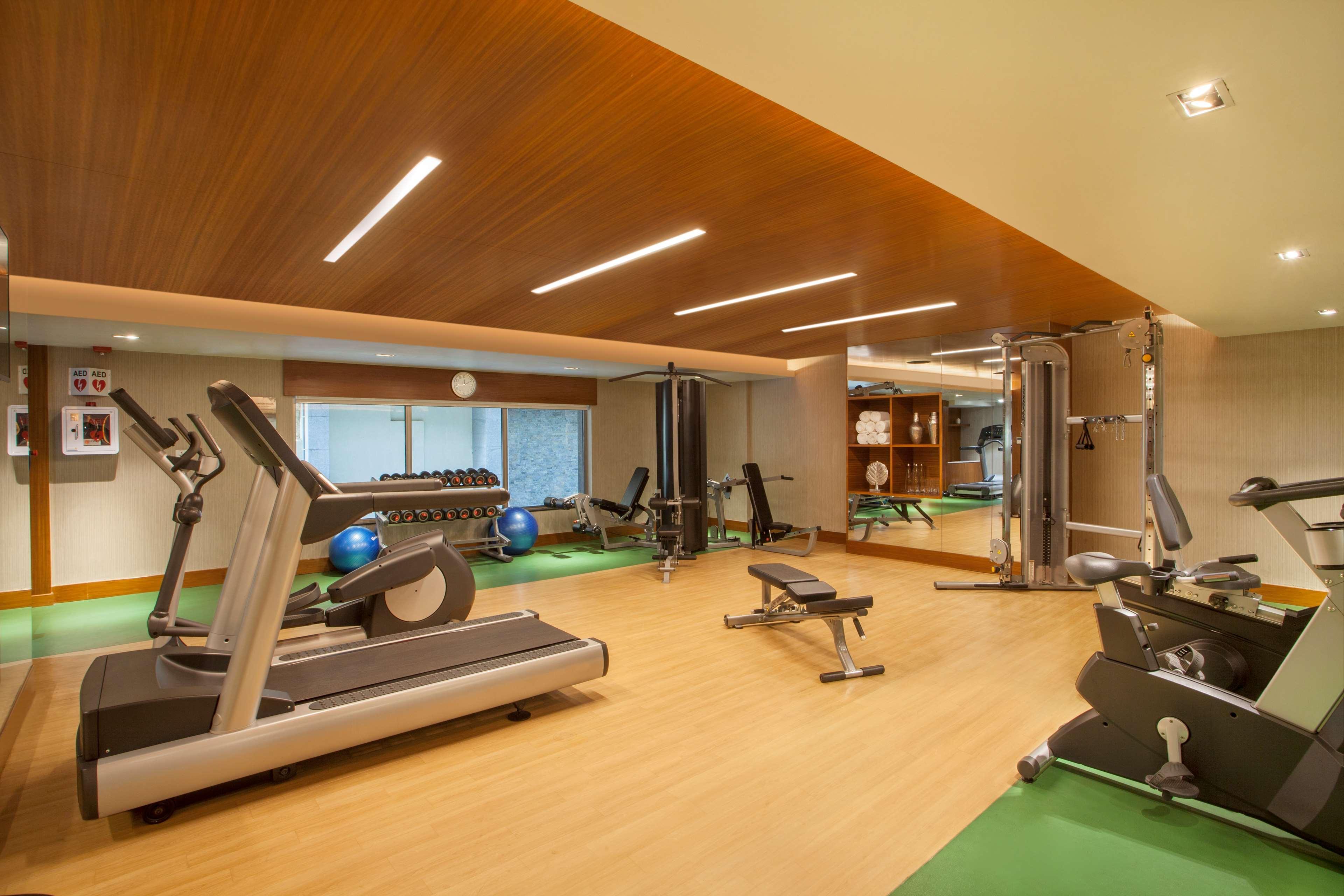Hyatt Place Hyderabad Banjara Hills Luaran gambar The gym at the hotel