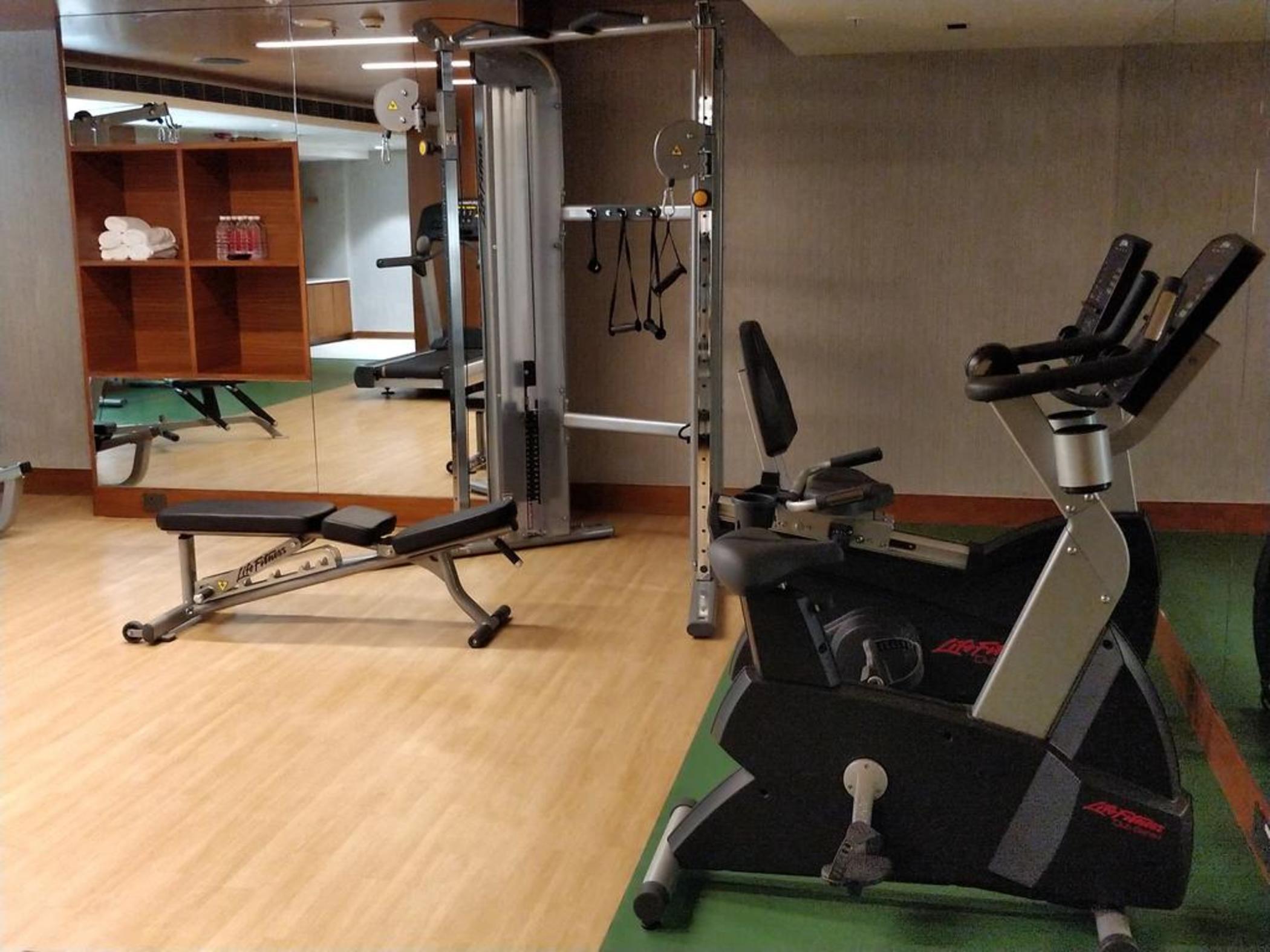 Hyatt Place Hyderabad Banjara Hills Luaran gambar A gym in a hotel