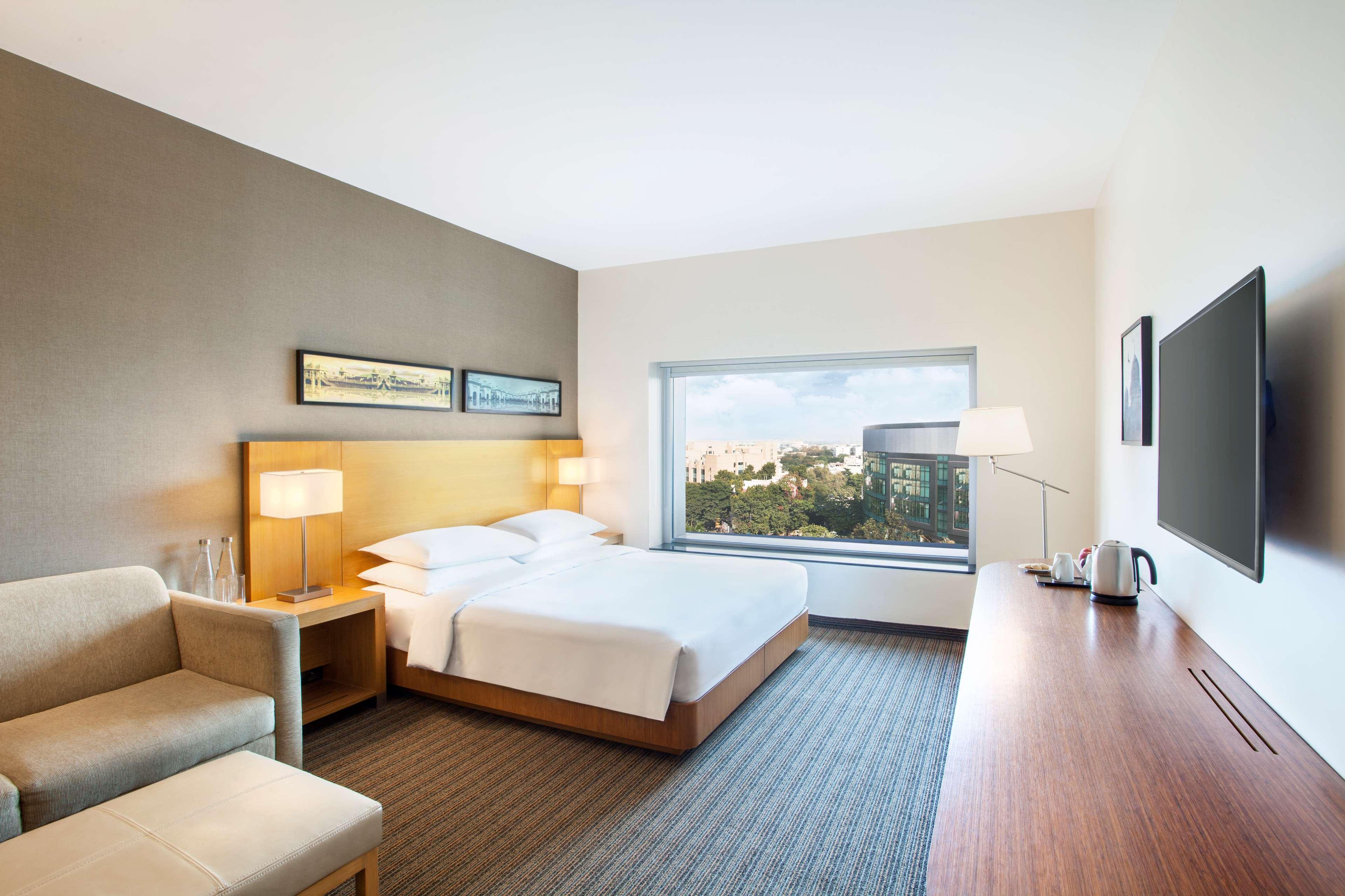 Hyatt Place Hyderabad Banjara Hills Luaran gambar A guest room at the Hilton San Diego Bayfront
