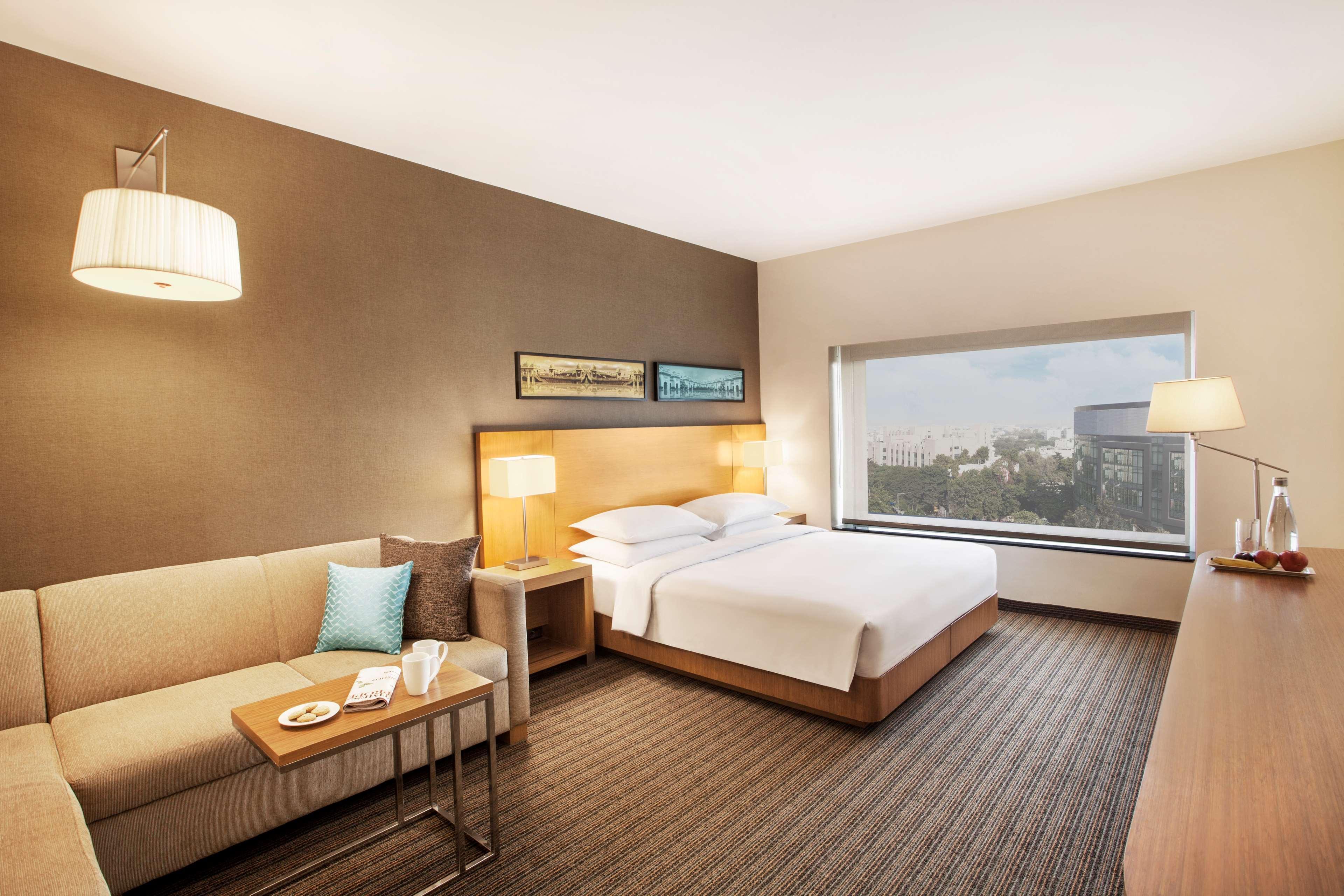 Hyatt Place Hyderabad Banjara Hills Luaran gambar A room at the hotel