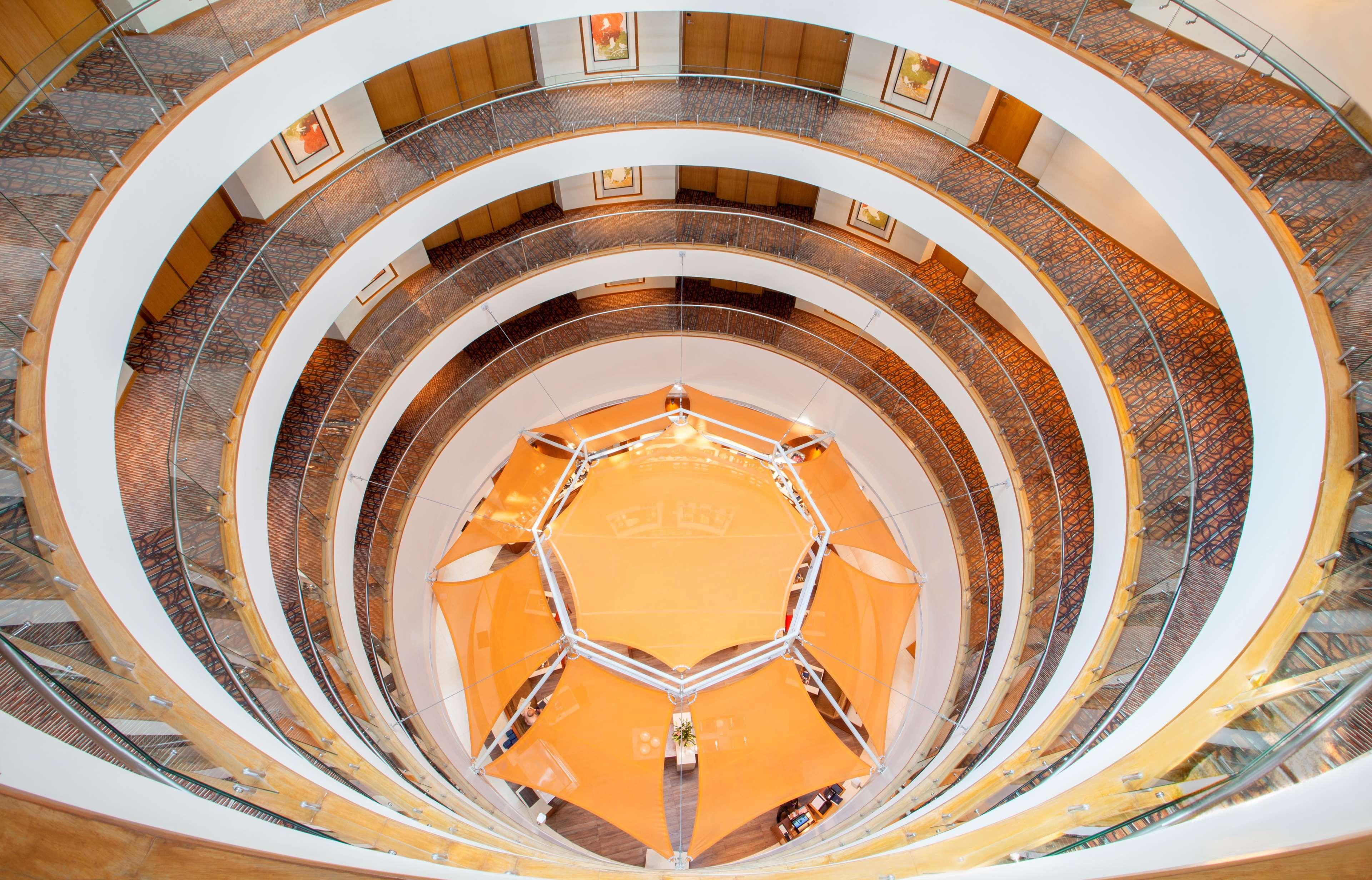 Hyatt Place Hyderabad Banjara Hills Luaran gambar The atrium
