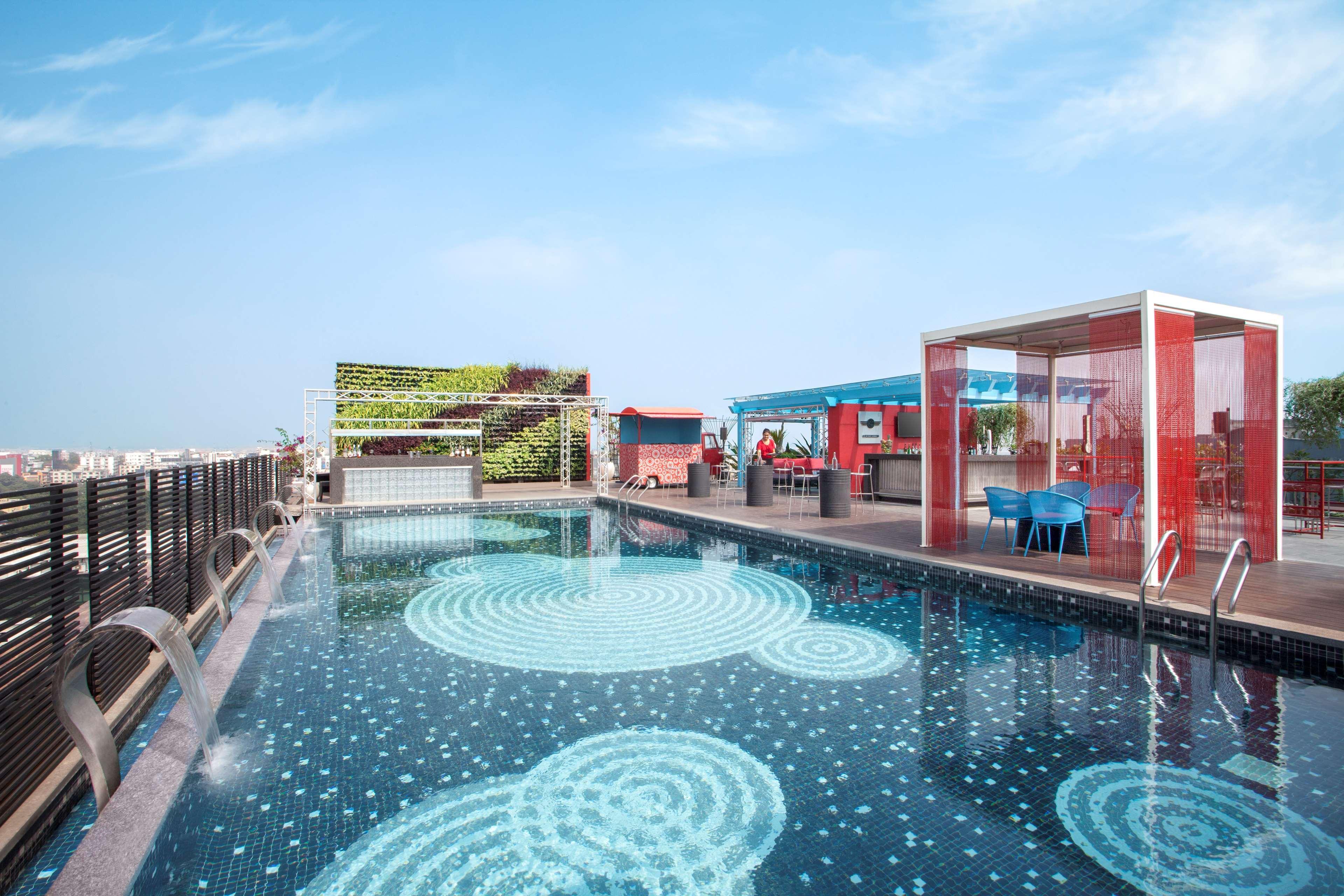 Hyatt Place Hyderabad Banjara Hills Luaran gambar Rooftop pool at the hotel