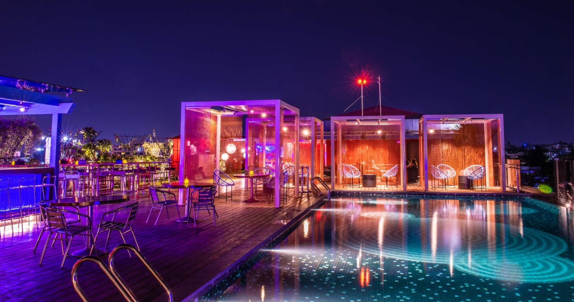 Hyatt Place Hyderabad Banjara Hills Luaran gambar The pool at the rooftop bar