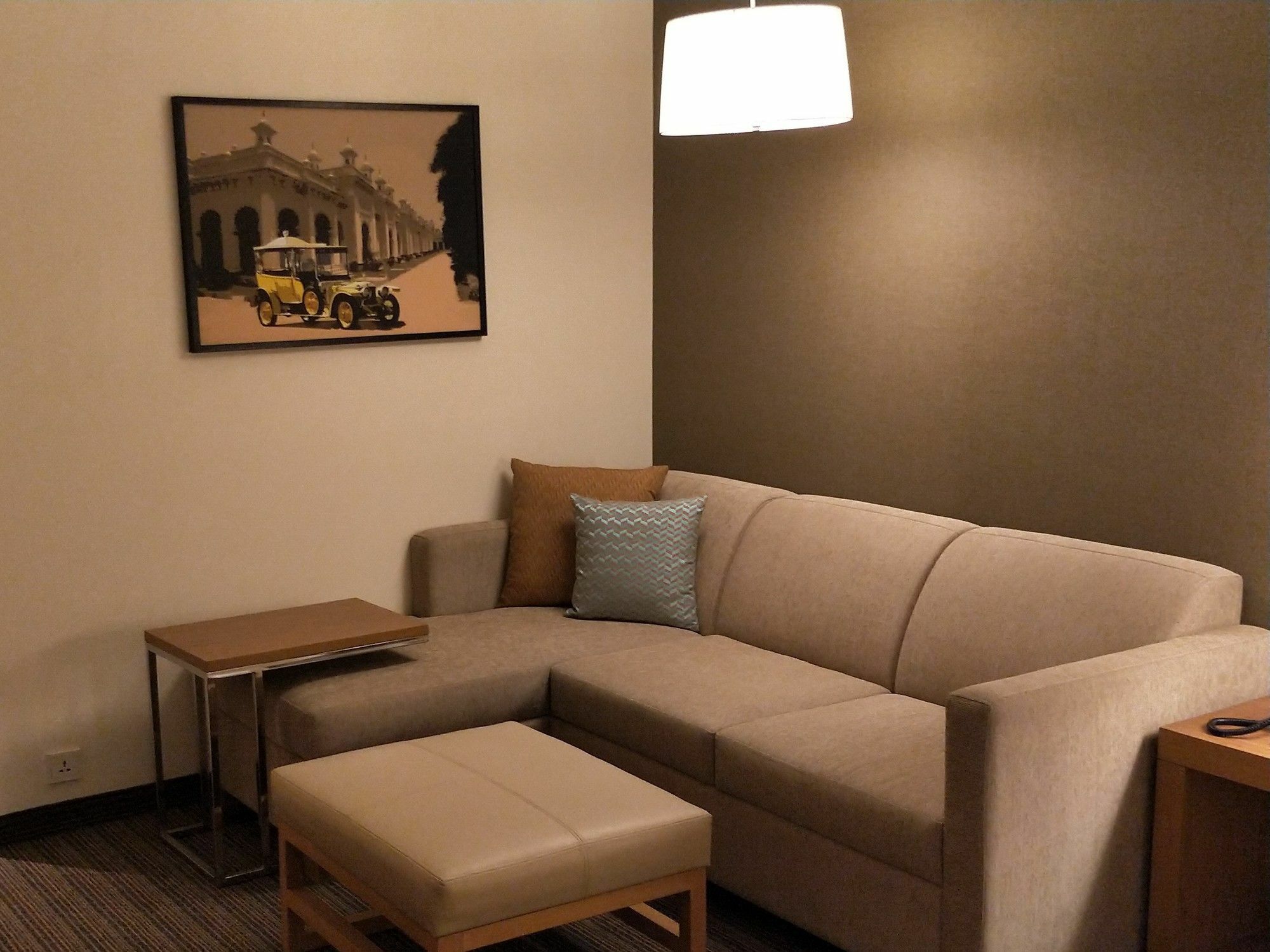 Hyatt Place Hyderabad Banjara Hills Luaran gambar A living room in a typical hotel room
