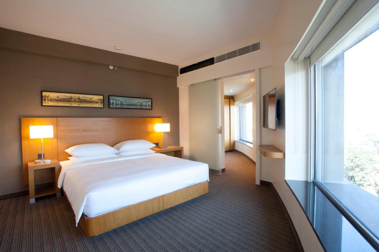 Hyatt Place Hyderabad Banjara Hills Luaran gambar A bedroom at the hotel