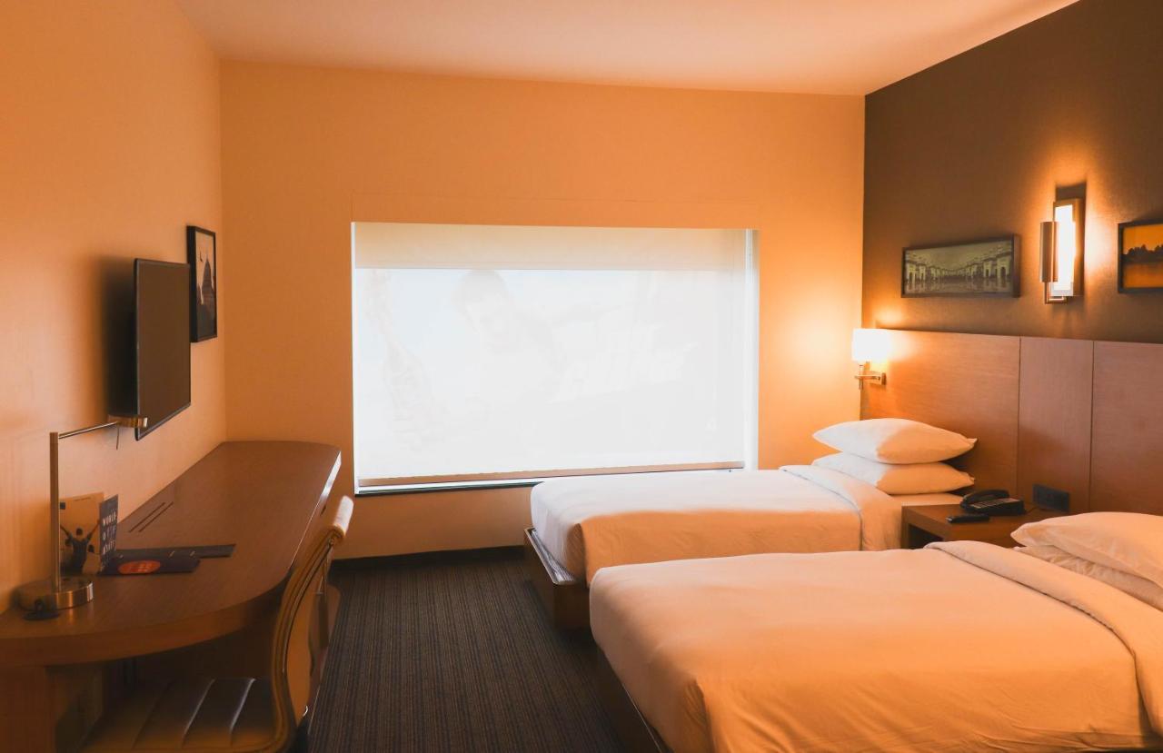 Hyatt Place Hyderabad Banjara Hills Luaran gambar A typical room at the Hilton Garden Inn