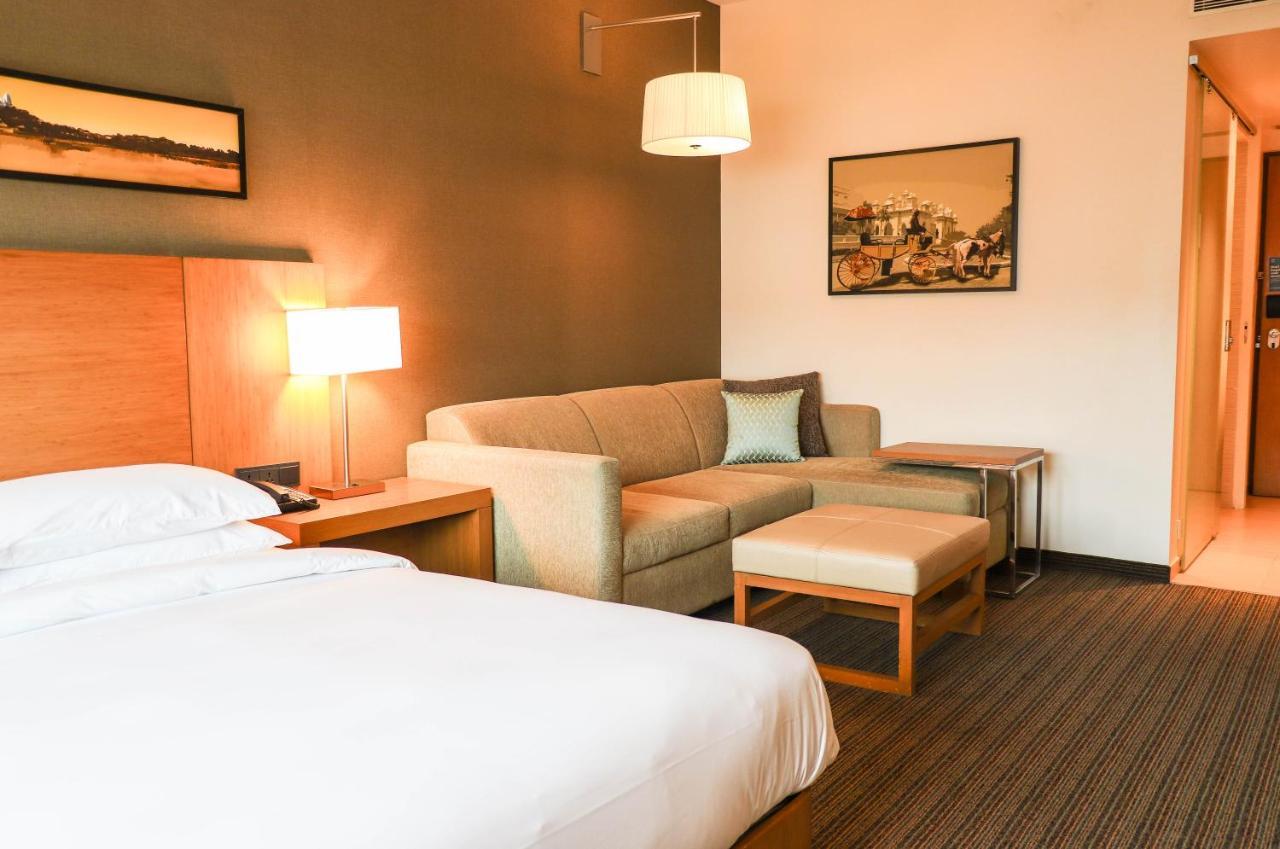 Hyatt Place Hyderabad Banjara Hills Luaran gambar A typical room at the hotel